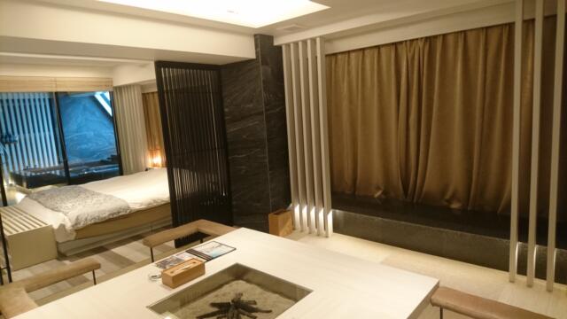 HOTEL KARUTA 赤坂(港区/ラブホテル)の写真『701号室（居間入口横から奥方向）』by 格付屋