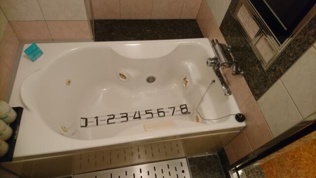 HOTEL VOGUE(ヴォーグ)(台東区/ラブホテル)の写真『403号室（浴槽幅80㎝（ペットボトル4本分）片側台形ジェットバス）』by 格付屋