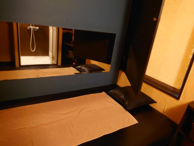 プチホテル AGAIN(荒川区/ラブホテル)の写真『201号室ベット横の鏡』by そこそこの人生