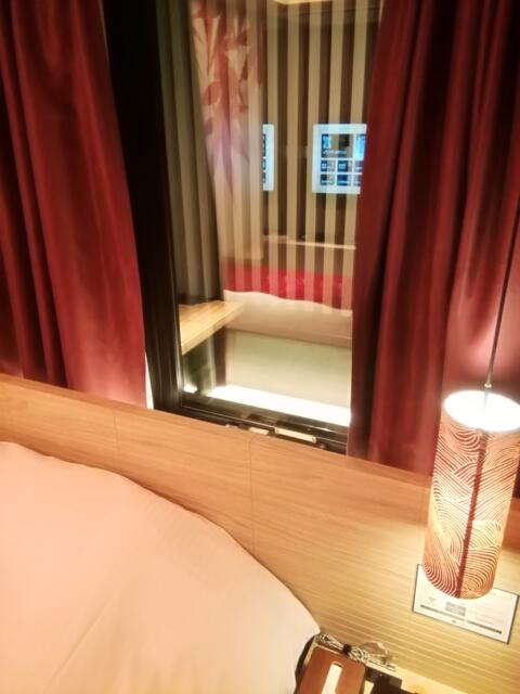 HOTEL KARUTA 赤坂(港区/ラブホテル)の写真『502号室、室内から見た露天風呂です。(21,8)』by キジ