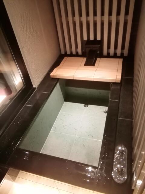 HOTEL KARUTA 赤坂(港区/ラブホテル)の写真『502号室、露天風呂です。(21,8)』by キジ