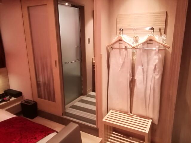 HOTEL KARUTA 赤坂(港区/ラブホテル)の写真『502号室、部屋着と洗面所側です。(21,8)』by キジ