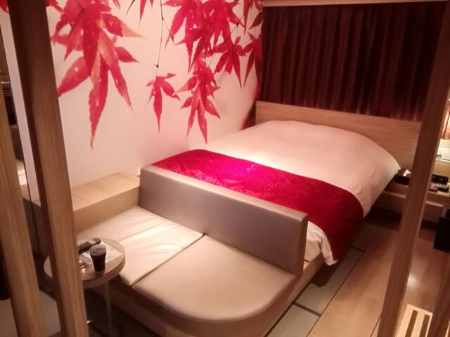 HOTEL KARUTA 赤坂(港区/ラブホテル)の写真『502号室、ベッドです。(21,8)』by キジ