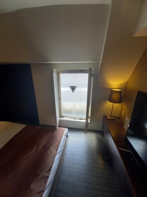 HOTEL GOLD(ホテル ゴールド)(川崎市川崎区/ラブホテル)の写真『603号室 窓を開けると明るい』by angler