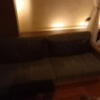 HOTEL GOLD(ホテル ゴールド)(川崎市川崎区/ラブホテル)の写真『503号室のソファ 部屋は間接照明で全体に暗い。』by angler