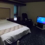 ホテル21(全国/ラブホテル)の写真『302号室、入口から見たところ。中央にベッド、左側にチェアとマッサージ装置』by 猫饅頭