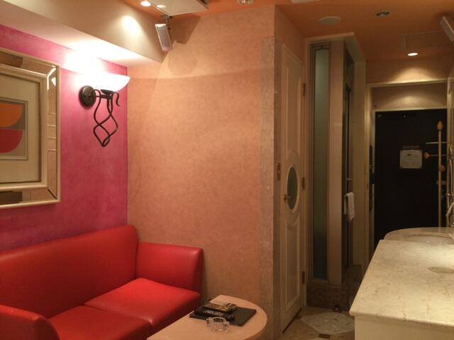 XO新宿(新宿区/ラブホテル)の写真『305号室 ベッド足元から見た室内』by ACB48
