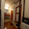 ペリカン(渋谷区/ラブホテル)の写真『207号室 室内側から。ドア、くつぬぎ。奥に洗面台 トイレ 左奥に浴室』by angler