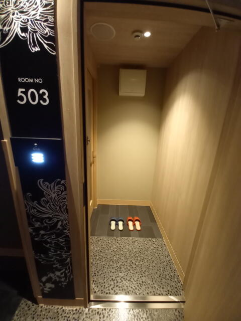 HOTEL KARUTA 赤坂(港区/ラブホテル)の写真『503号室のくつぬぎ』by angler
