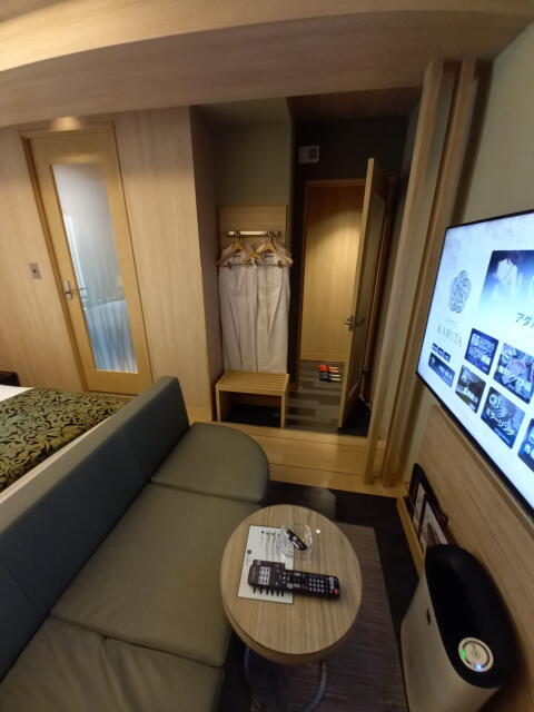 HOTEL KARUTA 赤坂(港区/ラブホテル)の写真『503号室の室内からくつぬぎ側』by angler