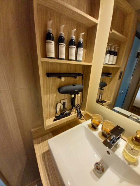 HOTEL KARUTA 赤坂(港区/ラブホテル)の写真『503号室の洗面台　備品類』by angler
