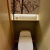 HOTEL KARUTA 赤坂(港区/ラブホテル)の写真『503号室のトイレ 統一感のある、壁紙』by angler