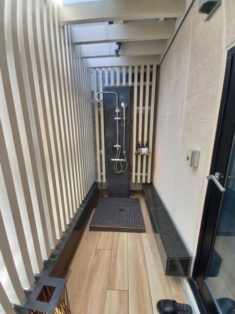 HOTEL KARUTA 赤坂(港区/ラブホテル)の写真『503号室の露天風呂側のシャワー』by angler