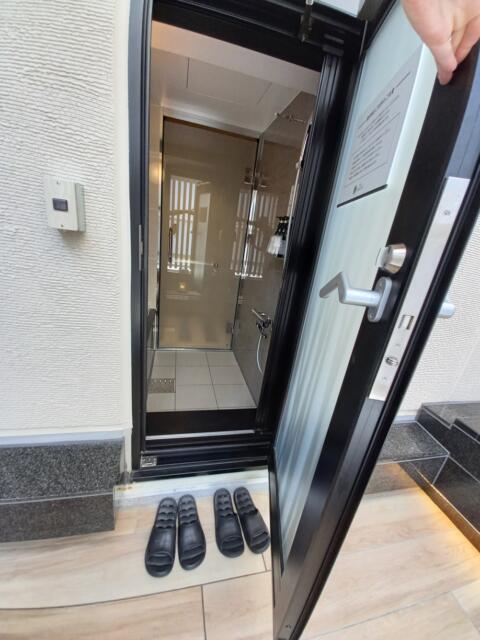 HOTEL KARUTA 赤坂(港区/ラブホテル)の写真『503号室の露天風呂側からの浴室』by angler