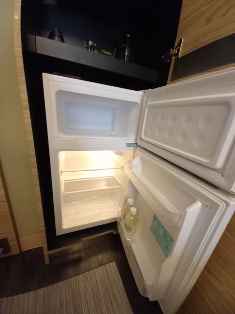 HOTEL KARUTA 赤坂(港区/ラブホテル)の写真『503号室の冷蔵庫 サービスのミネラルウォーター2本』by angler