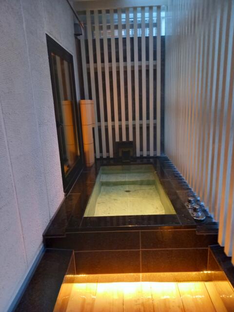 HOTEL KARUTA 赤坂(港区/ラブホテル)の写真『503号室の夕方の露天風呂浴槽』by angler
