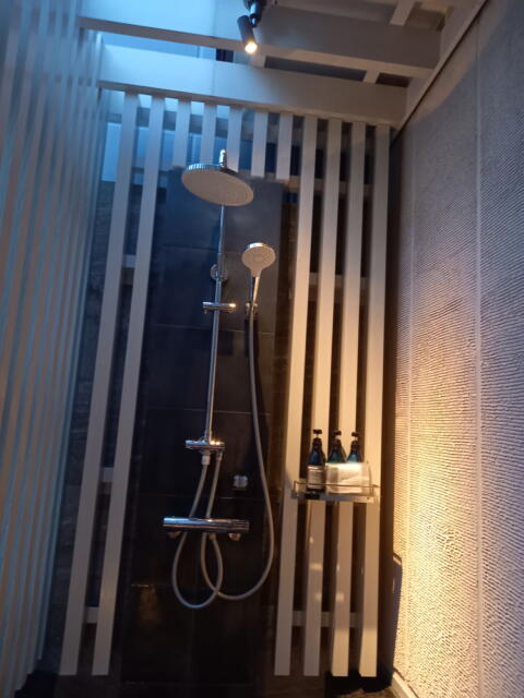HOTEL KARUTA 赤坂(港区/ラブホテル)の写真『503号室の夕刻の露天シャワー』by angler