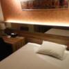 ホテル大山(新宿区/ラブホテル)の写真『308号室 ベッドと枕元』by 舐めたろう