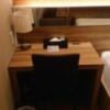 ホテル大山(新宿区/ラブホテル)の写真『308号室 ベッドサイドテーブル』by 舐めたろう