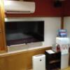HOTEL フェアリー横浜(横浜市港北区/ラブホテル)の写真『603号室 ベッド足元の壁にエアコン、テレビ、空気清浄機、ウォーターサーバー、コーヒーメーカーなど』by なめろう