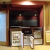 HOTEL フェアリー横浜(横浜市港北区/ラブホテル)の写真『603号室 ソファー前の壁にさらに大きなテレビと持ち込み用と販売用の冷蔵庫』by なめろう