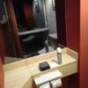 HOTEL フェアリー横浜(横浜市港北区/ラブホテル)の写真『603号室 トイレに座って右に結構な大きさの物置きスペースあり』by なめろう