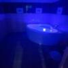 HOTEL lily（リリー）(千葉市若葉区/ラブホテル)の写真『205号室　浴室のライトアップ』by 正直下半神