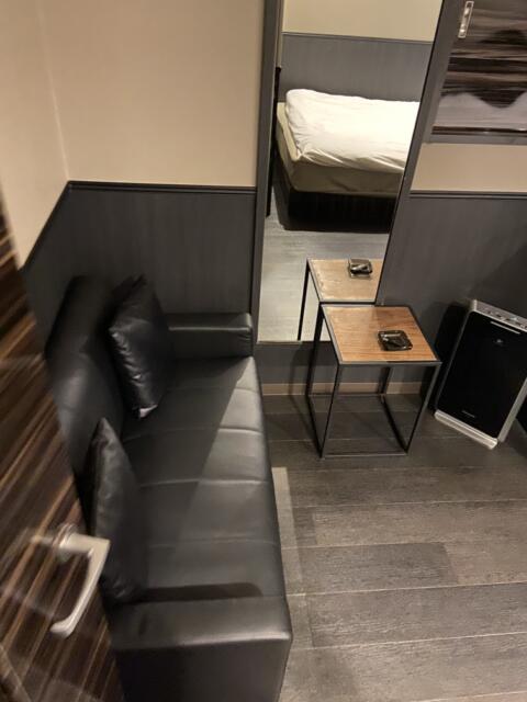 HOTEL Chelsea（チェルシー）(新宿区/ラブホテル)の写真『204号室　部屋入ってすぐのソファー』by さとし03