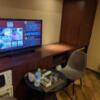 ホテルViVi(相模原市/ラブホテル)の写真『203号室、机、椅子、テレビ』by 爽やかエロリーマン