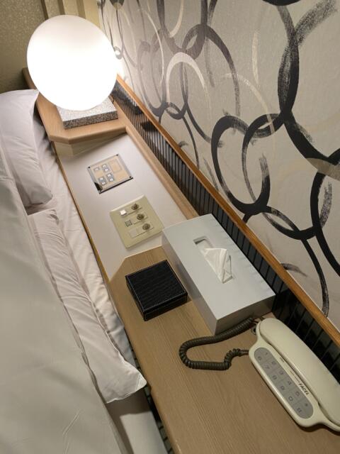 HOTEL 風々(ふふ)(新宿区/ラブホテル)の写真『205号室(ベッド傍スイッチ、電話、ゴム)』by こねほ