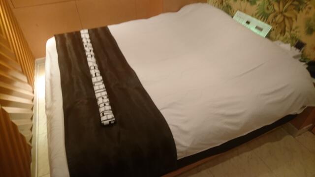 新宿ジャルディーノ(新宿区/ラブホテル)の写真『501号室　ベッド幅180㎝』by 格付屋