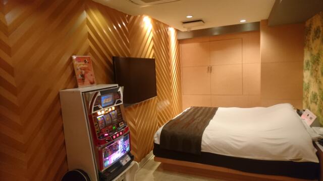 新宿ジャルディーノ(新宿区/ラブホテル)の写真『501号室（入口横から部屋奥方向）』by 格付屋