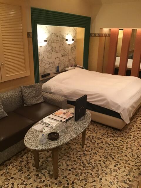 NEOエクセレンス（ネオエクセレンス）(大阪市/ラブホテル)の写真『403号室ソファー、ベット』by まんさんです