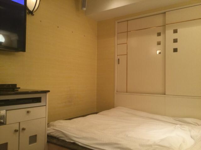 XO新宿(新宿区/ラブホテル)の写真『205号室 ソファから見た室内』by ACB48