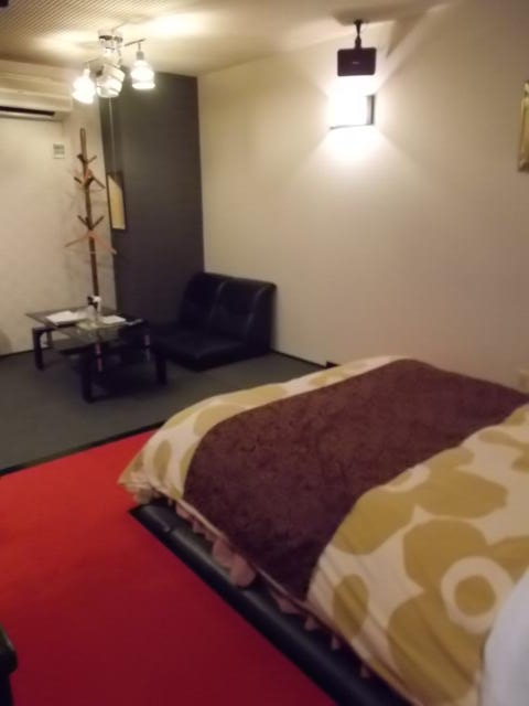 HOTEL MANOA GARDEN（マノアガーデン）(武雄市/ラブホテル)の写真『205号室のベッドとソファ、ベッド側から』by 猫饅頭