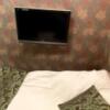レジェンド(江戸川区/ラブホテル)の写真『601号室、ベッド脇のテレビ』by ネコシ