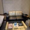 HOTEL Villa Senmei(ヴィラ センメイ）(大田区/ラブホテル)の写真『205号室(ソファー＆テーブル)』by マーシ