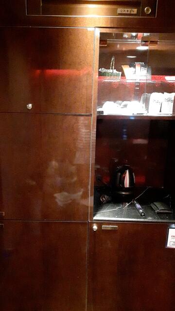 ホテルAVYSS(アビス)(新宿区/ラブホテル)の写真『306号室茶器。隠れているが、左には電子レンジと冷蔵庫あり』by 春風拳