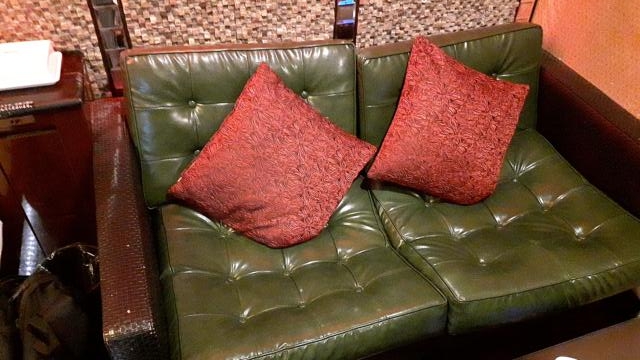 ホテルAVYSS(アビス)(新宿区/ラブホテル)の写真『306号室ソファー。故障してるのか、真ん中が凹んでやや座りにくい』by 春風拳