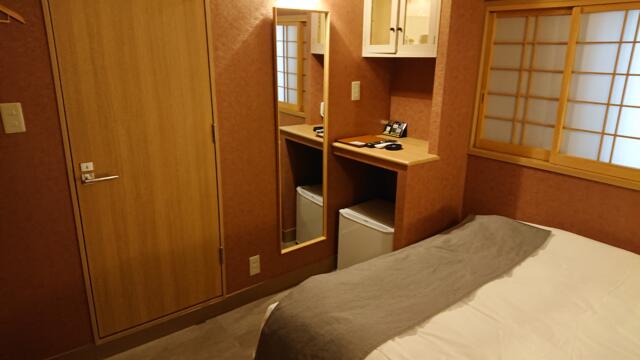 HOTEL 風々(ふふ)(新宿区/ラブホテル)の写真『203号室 部屋全景②(ベッドは広いのに部屋は狭かったです)』by 舐めたろう