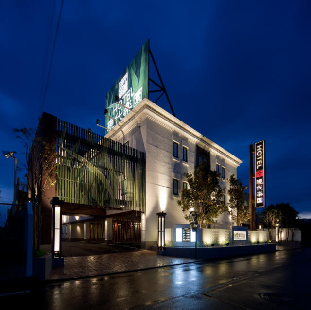 ホテル 現代楽園 町田店(町田市/ラブホテル)の写真『夜の外観(ホテル関係者の提供)』by OISO（運営スタッフ）