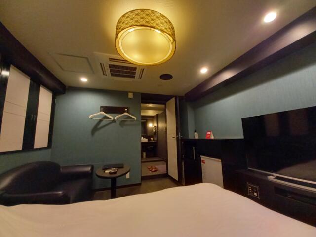 ZERO(渋谷区/ラブホテル)の写真『102号室のベット奥側からの室内全景』by angler