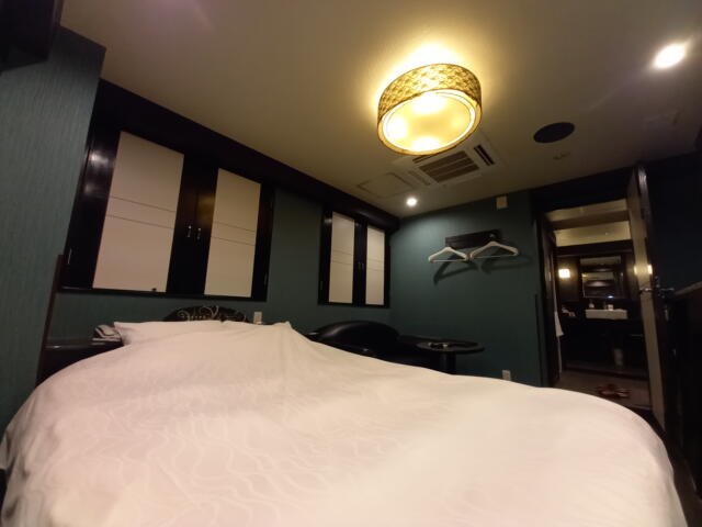 ZERO(渋谷区/ラブホテル)の写真『102号室のベッド足元側からの室内全景』by angler