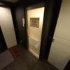 ZERO(渋谷区/ラブホテル)の写真『102号室 右から、トイレ、浴室、ベッドルームへ続くドア。』by angler