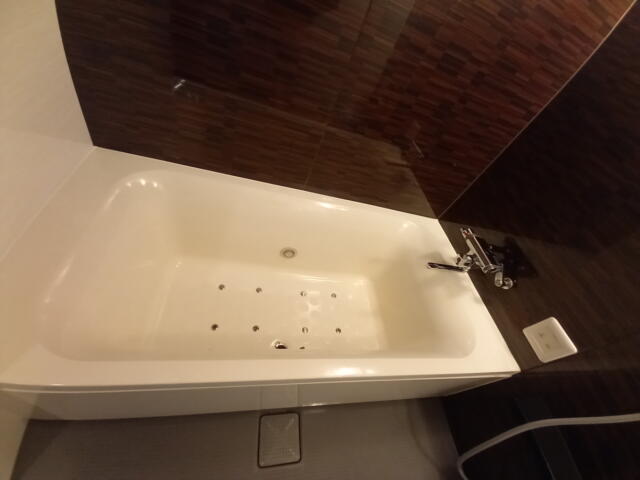 ZERO(渋谷区/ラブホテル)の写真『102号室の浴槽 ブロアバス。調光あり。』by angler