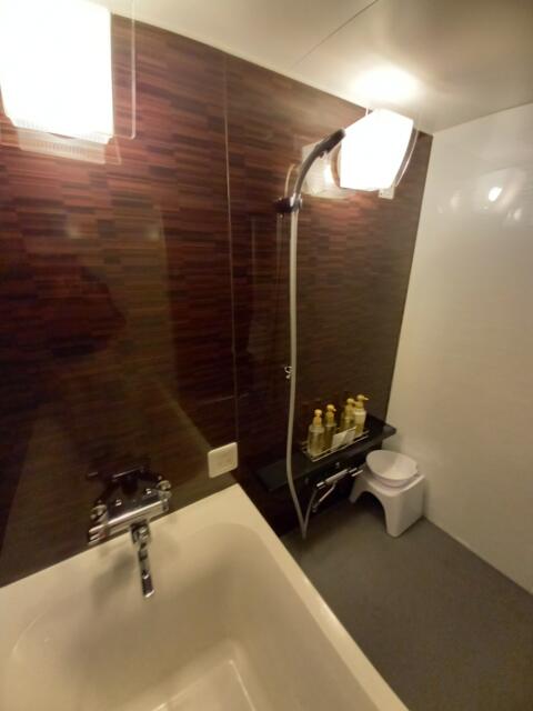ZERO(渋谷区/ラブホテル)の写真『102号室の浴室シャワー』by angler