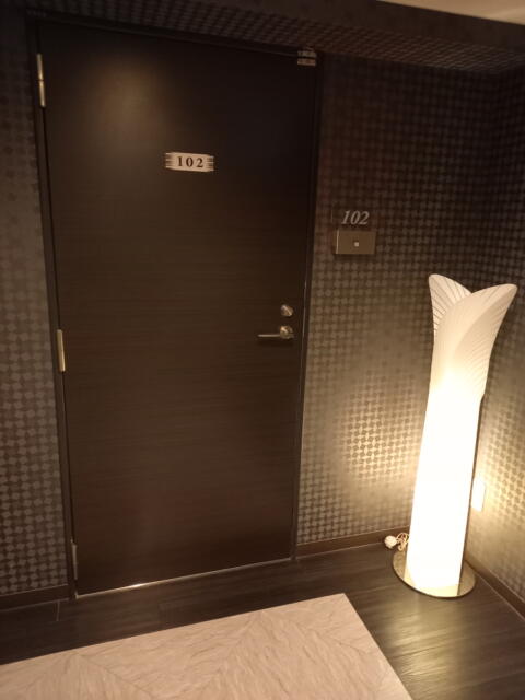 ZERO(渋谷区/ラブホテル)の写真『102号室のドア』by angler