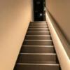 HOTEL AMAN(アマン)(浜松市/ラブホテル)の写真『207号室　駐車場からの階段』by ま〜も〜る〜