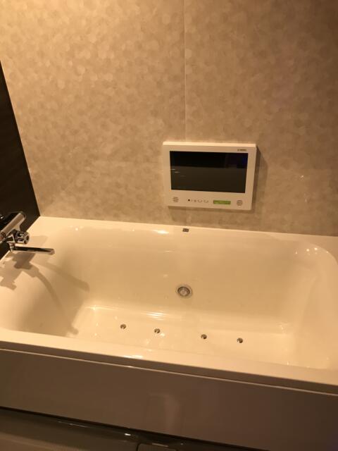 HOTEL AMAN(アマン)(浜松市/ラブホテル)の写真『207号室　浴槽　テレビ』by ま〜も〜る〜