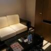 HOTEL Villa Senmei(ヴィラ センメイ）(大田区/ラブホテル)の写真『406号室 ソファーなど(右の扉の中に茶器や冷蔵庫があります)』by 舐めたろう